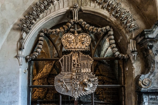 Туристам запретили делать фотографии в костнице Кутна-Горы в Чехии Туристам запретили делать фотографии в костнице Кутна-Горы в Чехии